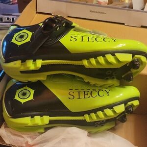 Women's Cycling Shoes - Vibrant Green and Black